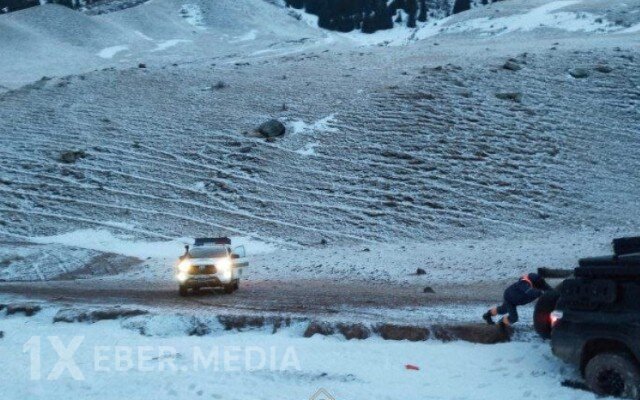Qazaxıstan dağlarında uşaqlı ailə qarın altında tapıldı