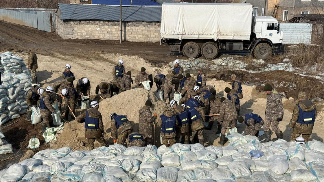 Qazaxıstanda FHN hərbçiləri daşqın təhlükəsinə qarşı tədbirlər görür