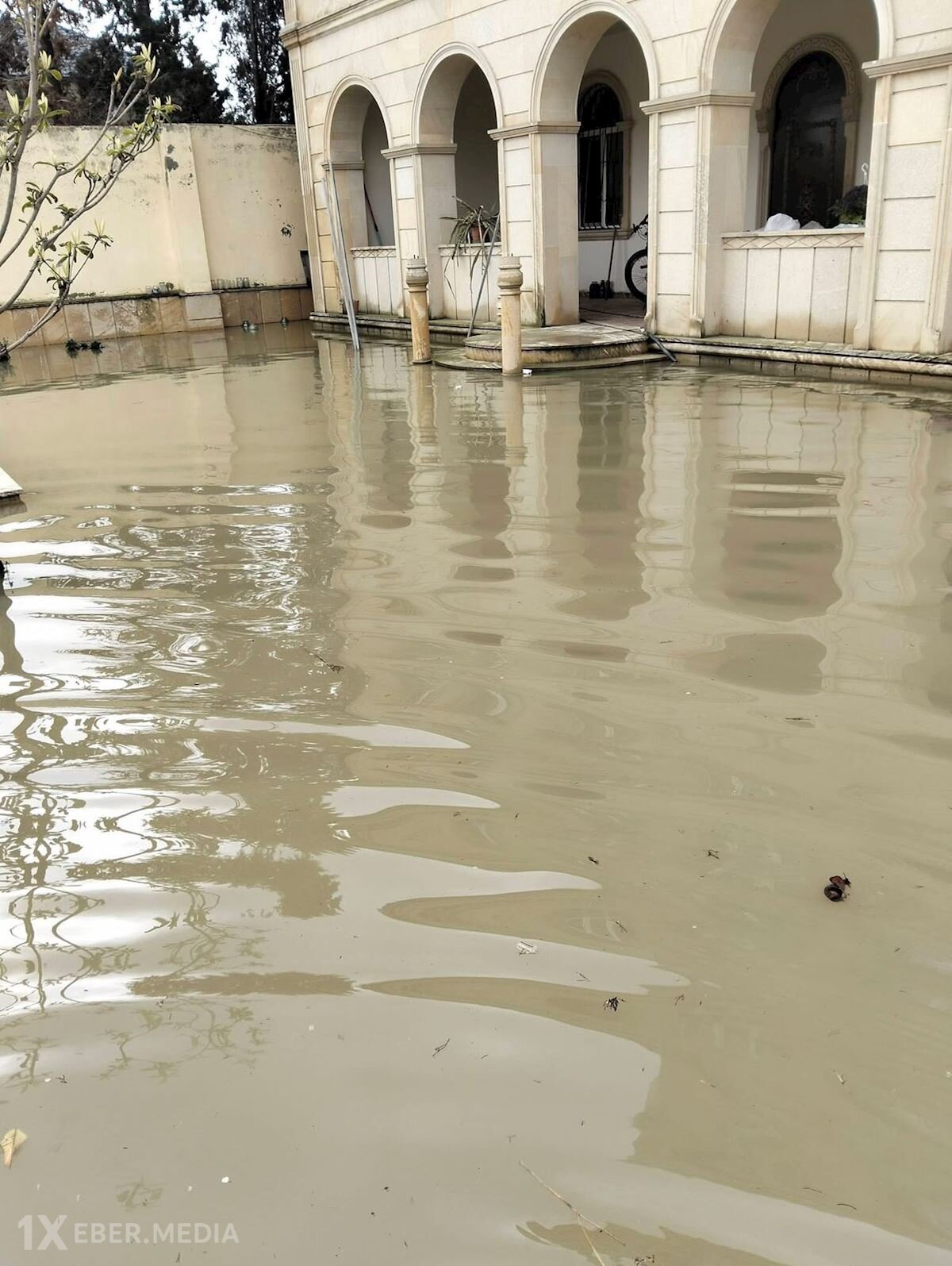 MTRŞ-nın eks-aparat rəhbərinin villasını su apardı