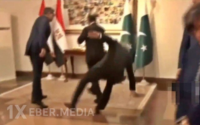 Pakistanlı nazir sürüşərək yıxıldı - VİDEO