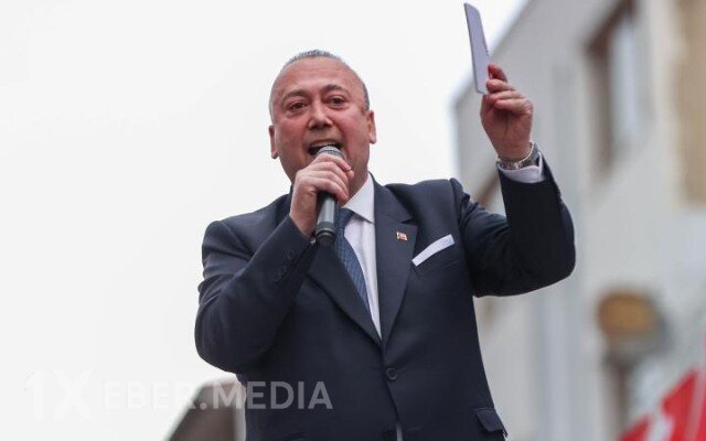 21 yaşlı sevgilisi ilə tutulan mer partiyasından qovuldu