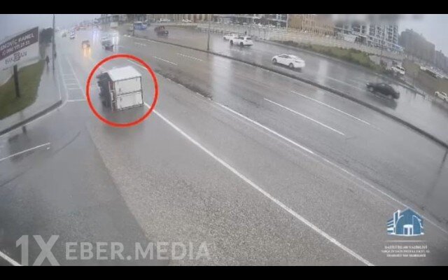 Yağışlı havada yük maşını belə aşdı - VİDEO