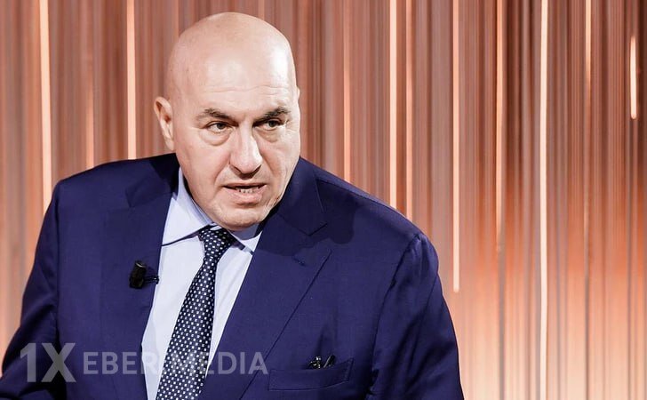 Müdafiə naziri Dubaydan hərbi təyyarə ilə qayıtdı