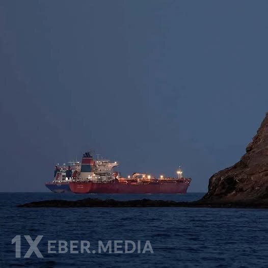 Hörmüz boğazında mərmi zərbəsindən sonra yük gəmisi alovlanıb