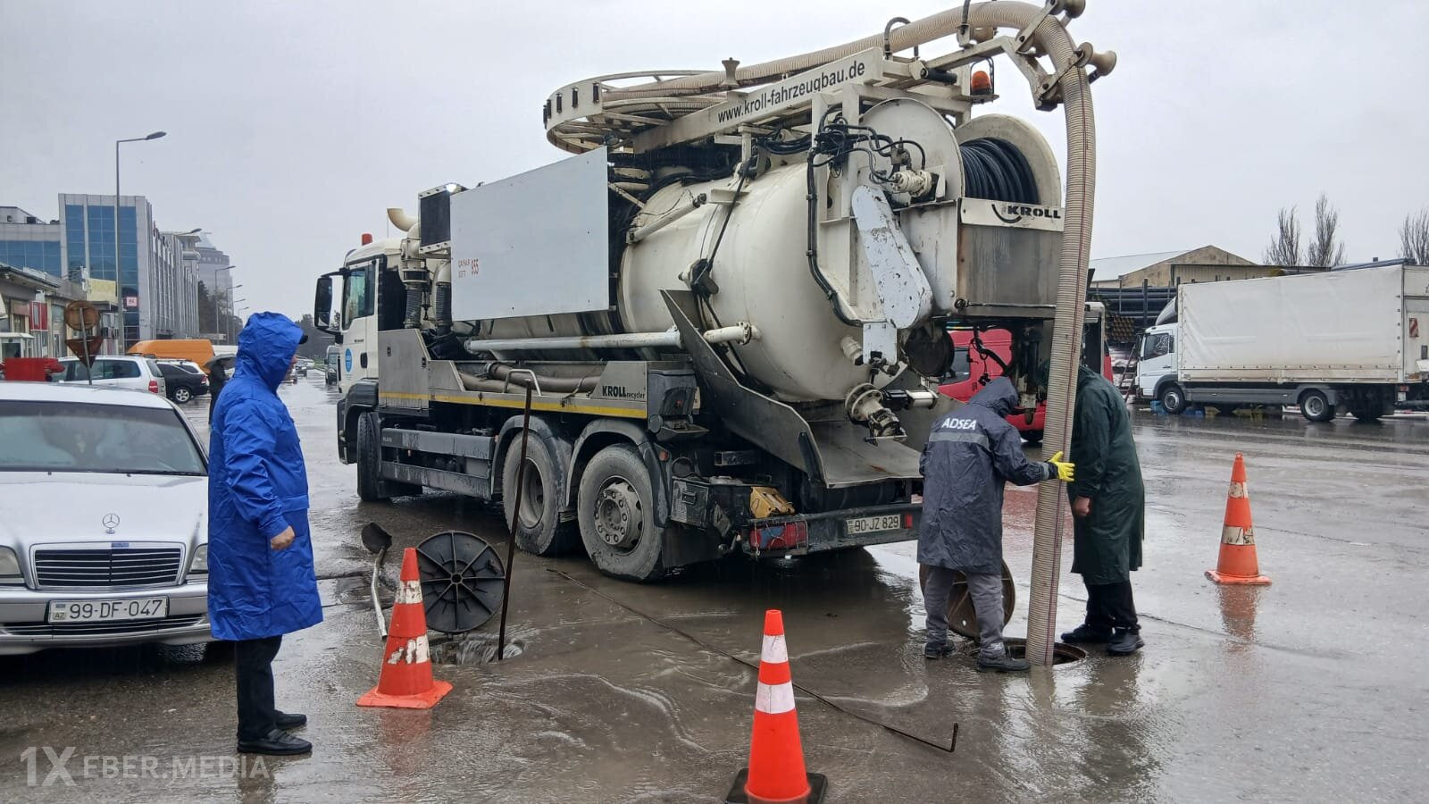 Zığ qəsəbəsi ərazisindən keçən magistral yol yağış sularından təmizlənir-VİDEO