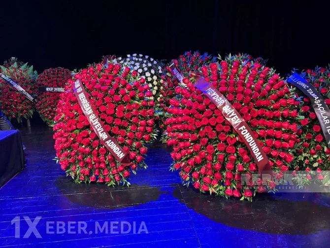 İlham və Mehriban Əliyevalar Rasim Balayevlə vida mərasiminə əklil göndərib