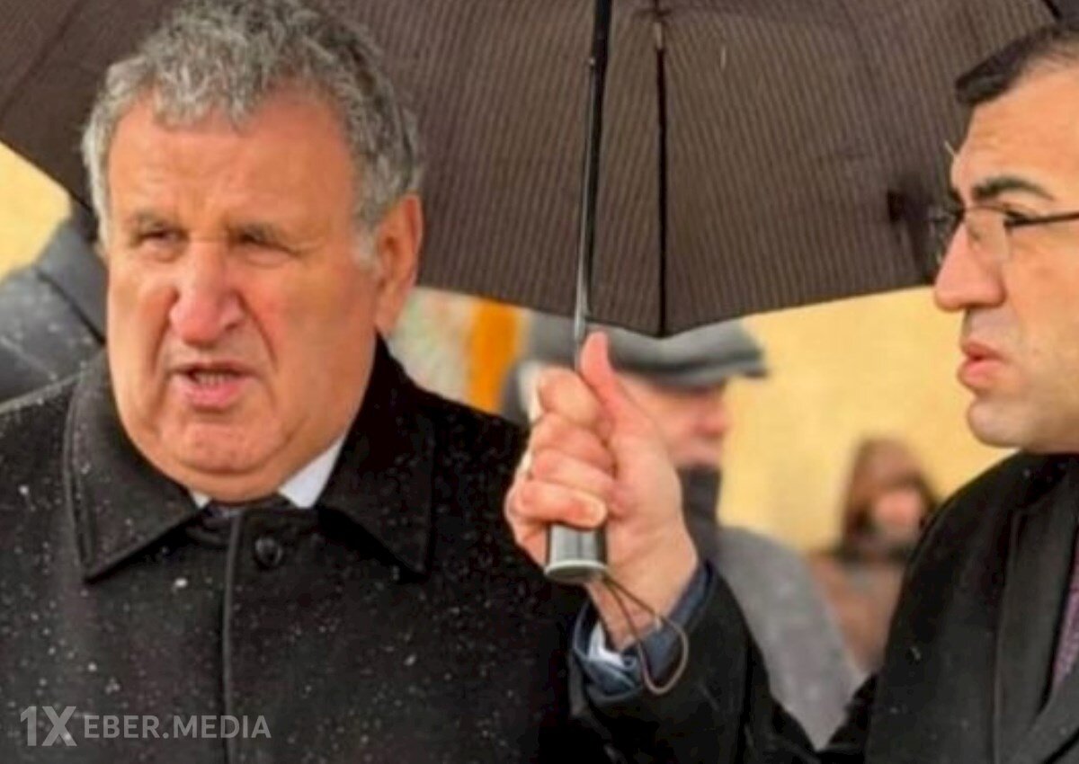 Çətir tutduğuna görə işdən çıxarıldığı deyilən şəxs AMEA-nın iclasında