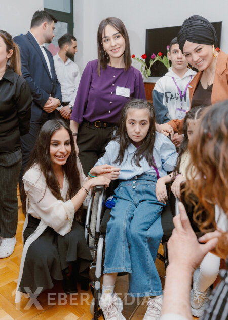 Prezidentin qızları və gəlini “Yaşama Dəstək” Mərkəzini ziyarət ediblər