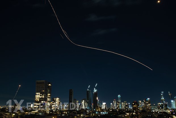 İran ABŞ və İsrail hədəflərinə super ağır raketlərlə zərbələr endirib