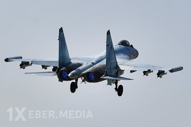 Su-35 təyyarəsini idarə edən Rusiya Aerokosmik Qüvvələrinin pilotuna nadir bir hədiyyə təqdim edildi