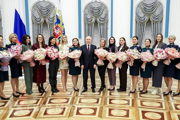 Putin Xüsusi Əməliyyatlar Komandanlığının üzvü ilə cəbhədə mesajlaşma vasitələrindən istifadəni müzakirə edib