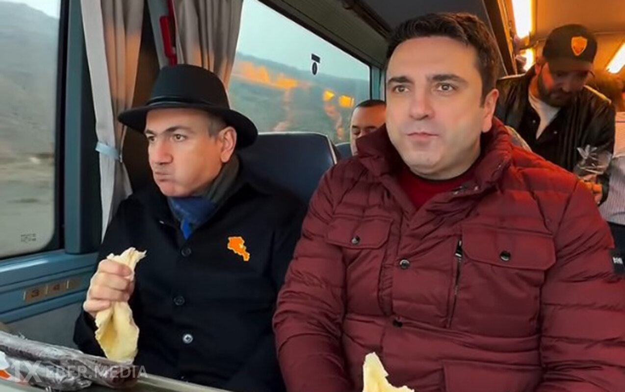 Bu dəfə də avtobusda lavaş yedi - Video