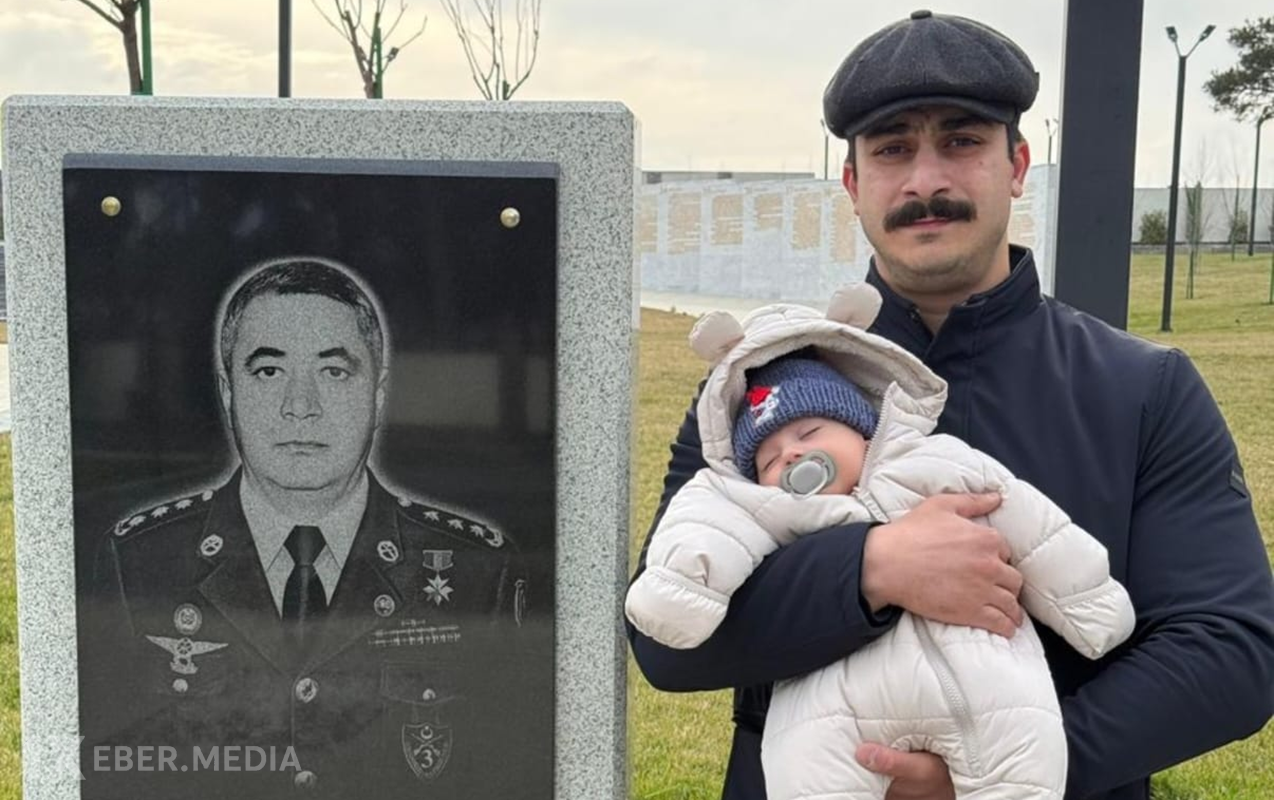 Oğlu və nəvəsi məzarı başında...