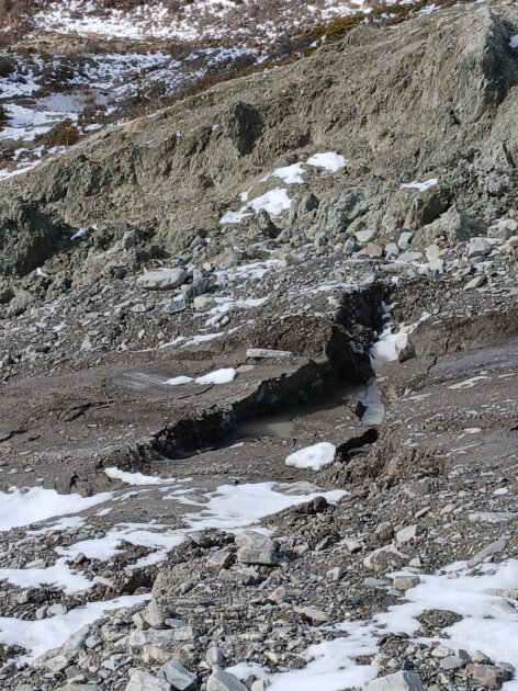 Güclü yağışlar Lahıc–Dəmirçi yolunda torpaq sürüşməsinə səbəb olub