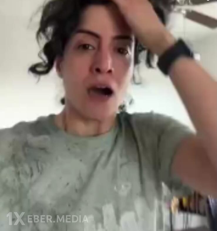 Xameneinin ölüm xəbərini alan İranlı qadının sevinci -VİDEO