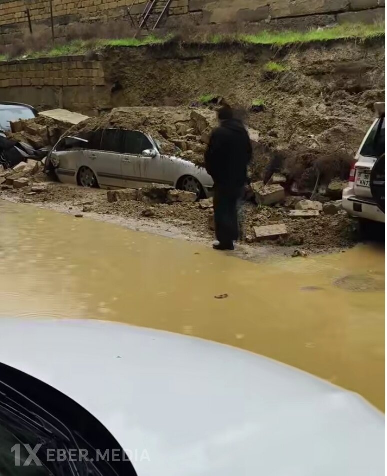Badamdarda hasar maşınların üzərinə aşdı-VİDEO