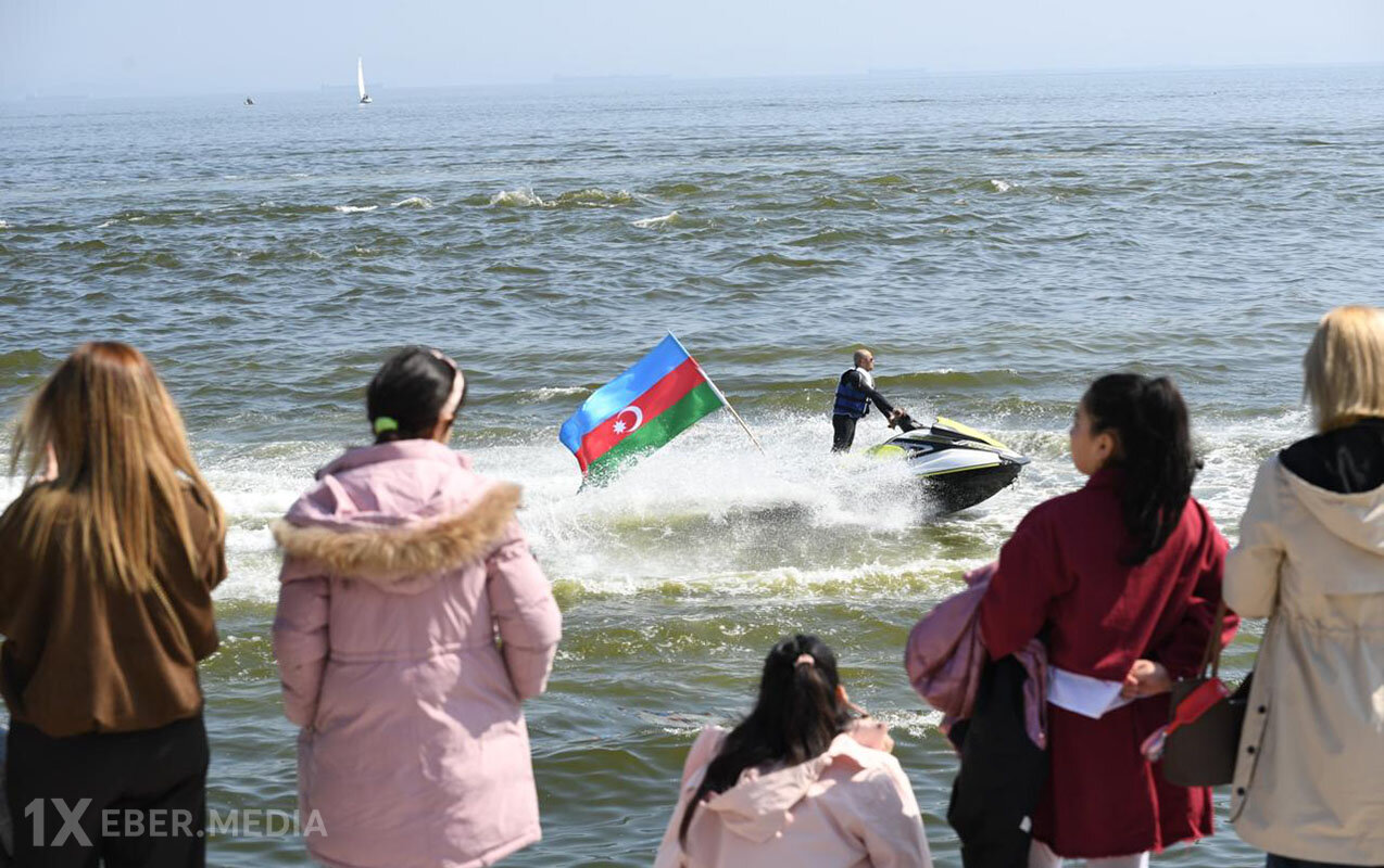 Paytaxtda Xəzərin suları avarçəkmə və yelkənli qayıqlarla bəzəndi - Fotolar