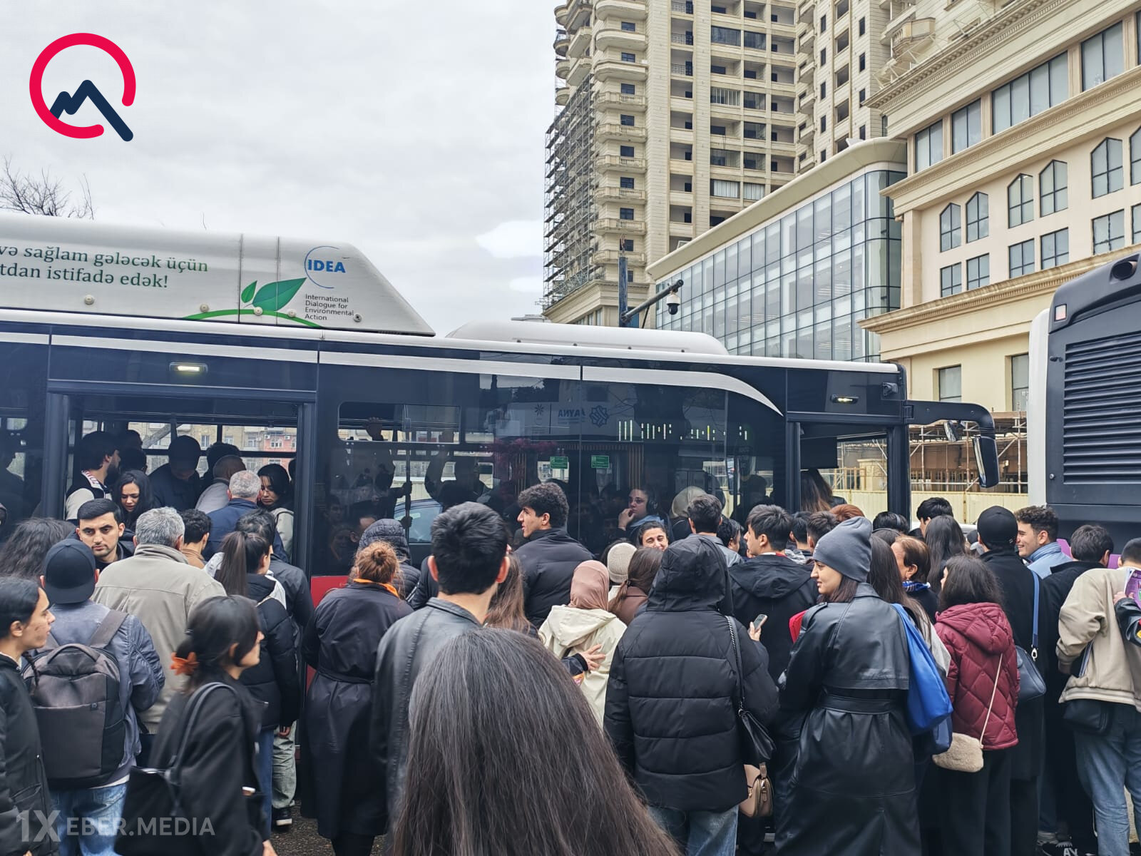 Metrodakı problem sərnişinləri çətin vəziyyətdə qoydu