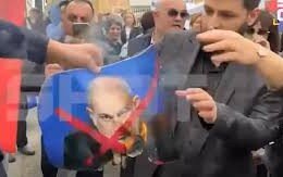 Moskvada Paşinyanın şəklini yandırdılar - VİDEO