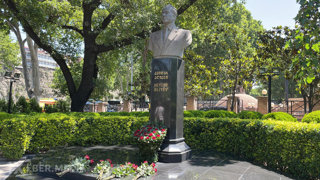 İlham Əliyev Tbilisidə Heydər Əliyevin abidəsini ziyarət etdi