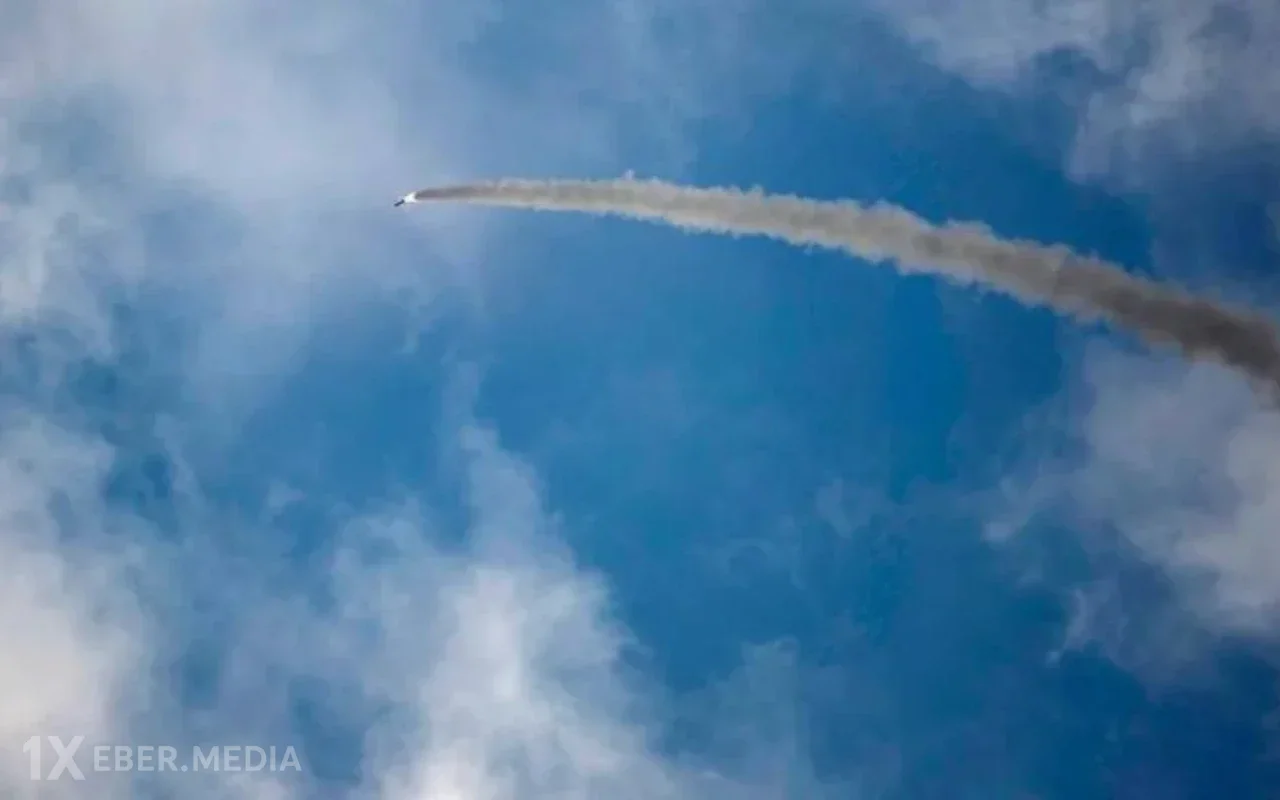 İsrail İranın üç hava limanını vurdu