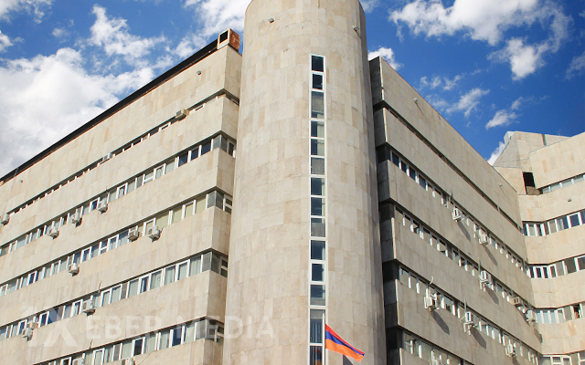 Ermənistanda nazirlikdə atışma - Yaralanan var