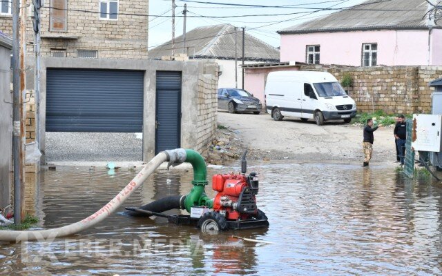 Bakının bu əraziləri yağış sulaırndan təmizlənir