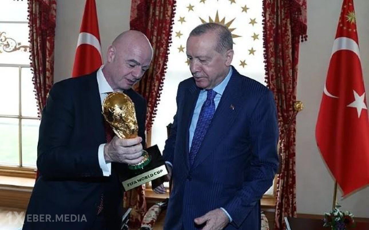 İnfantino Ərdoğana dünya kubokunu verdi - FOTO