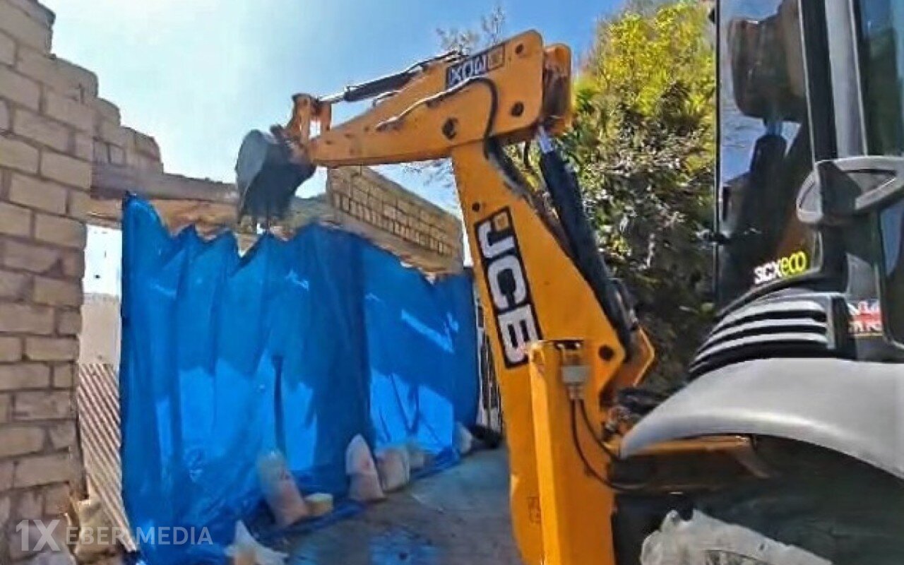 Gəncədə qanunsuz tikili sökülüb - VİDEO