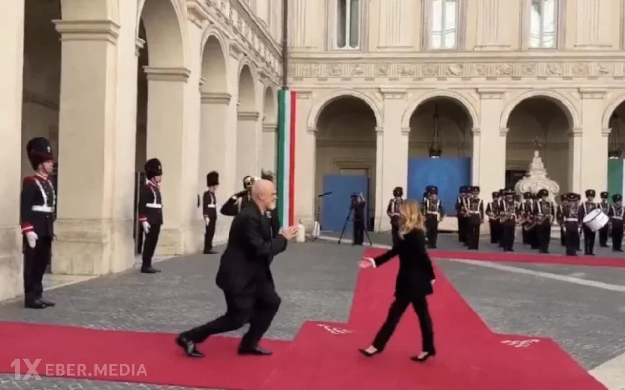 Yenidən Meloninin qarşısında diz çökdü - VİDEO