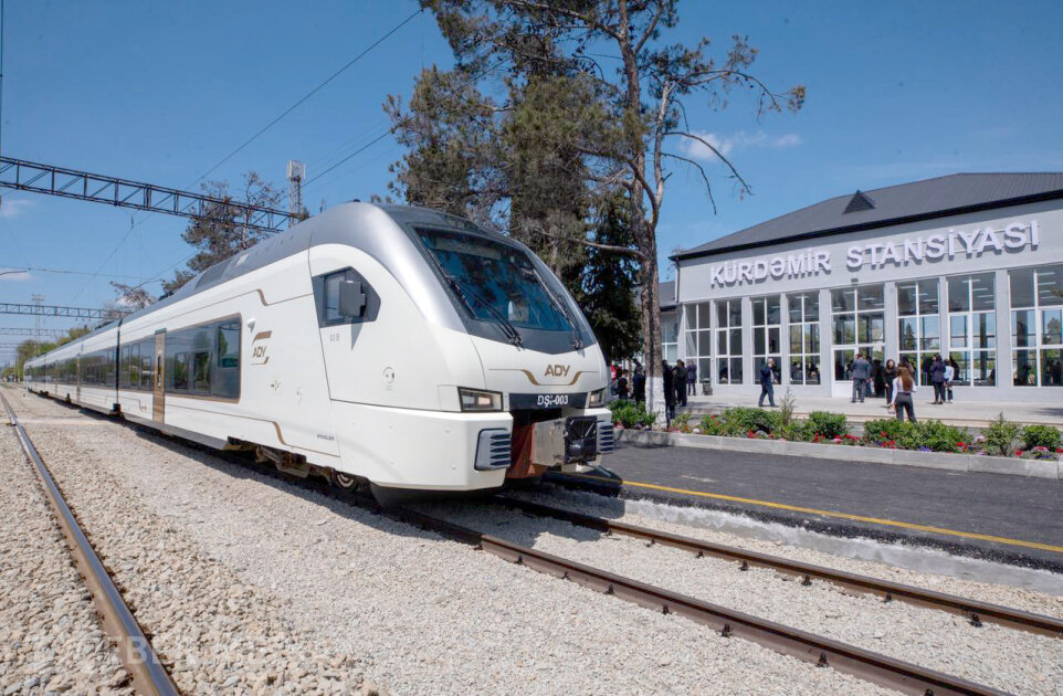 Bu gündən qatarlar Kürdəmirdə də dayanır