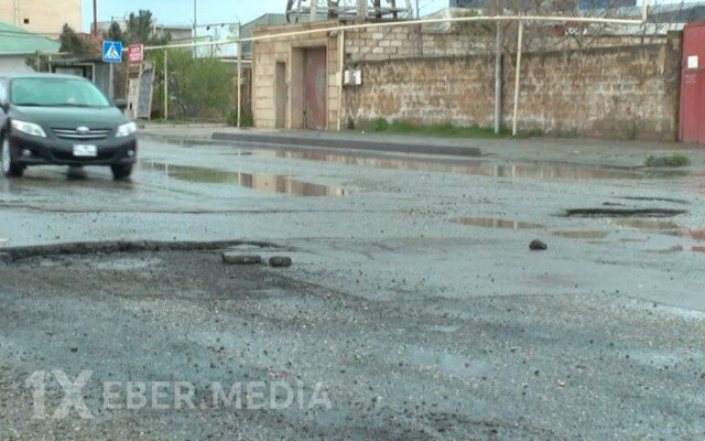 Binəqədidə yağışdan sonra yaranan çuxurlar sürücülərin kabusuna çevrilib - VİDEO