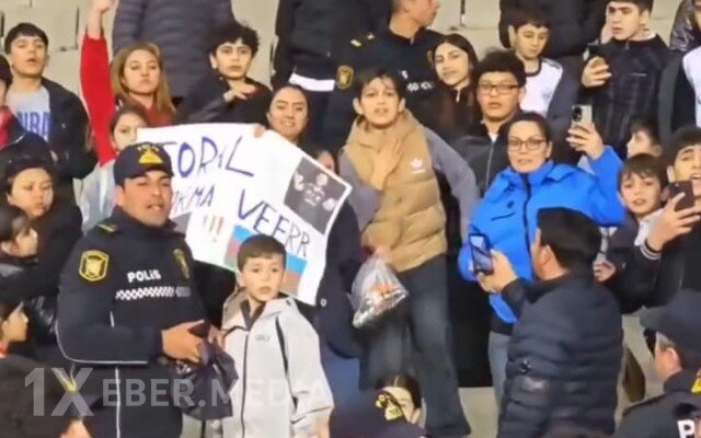 Toralın formasına görə tribunada mübahisə yarandı - İşə polis qarışdı (VİDEO)