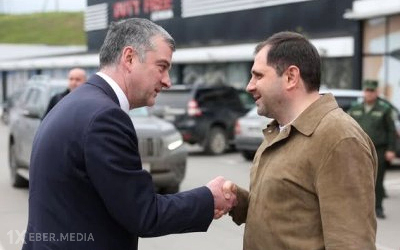 Ermənistanın müdafiə naziri Gürcüstana getdi