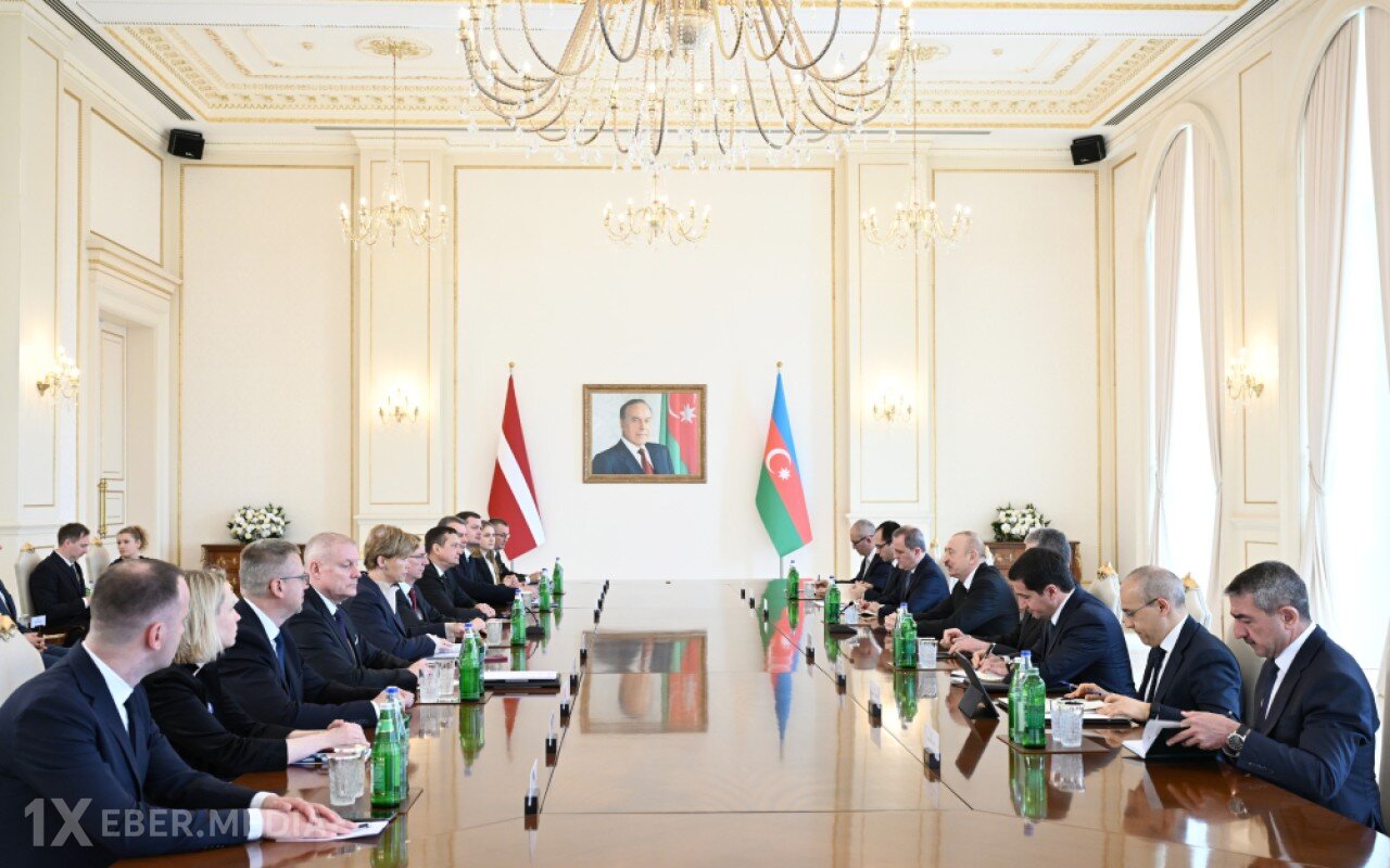 Prezidentlərin geniş tərkibdə görüşü keçirildi - FOTOLAR