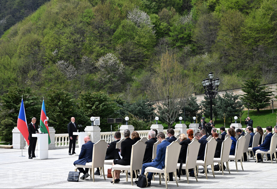 Prezident İlham Əliyev: Çexiyaya qonşu olan ölkələrə Azərbaycan təbii qaz ixrac edir