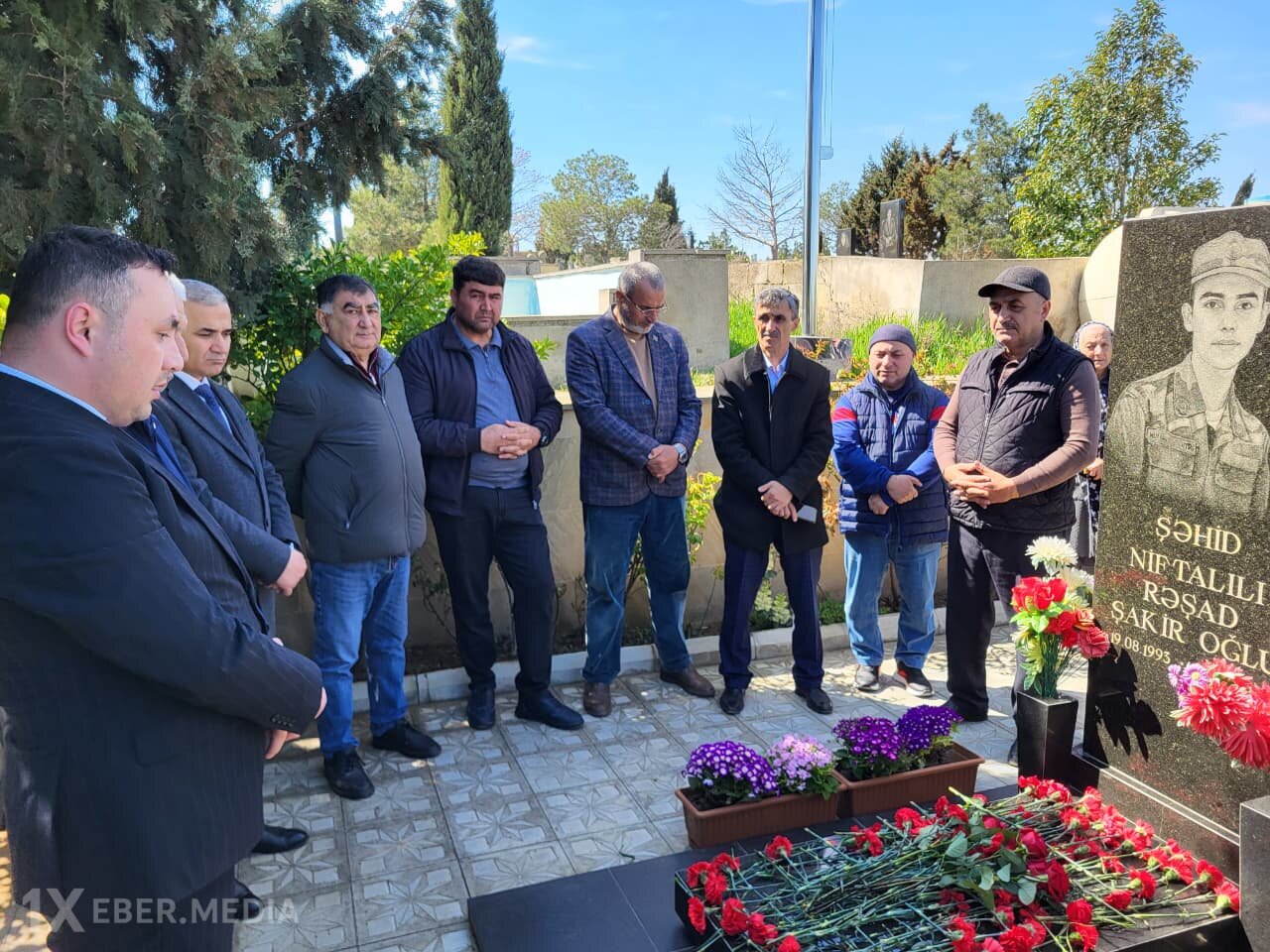 Xətai rayon İcra Hakimiyyətinin nümayəndələri Aprel döyüşləri şəhidlərinin məzarlarını ziyarət ediblər