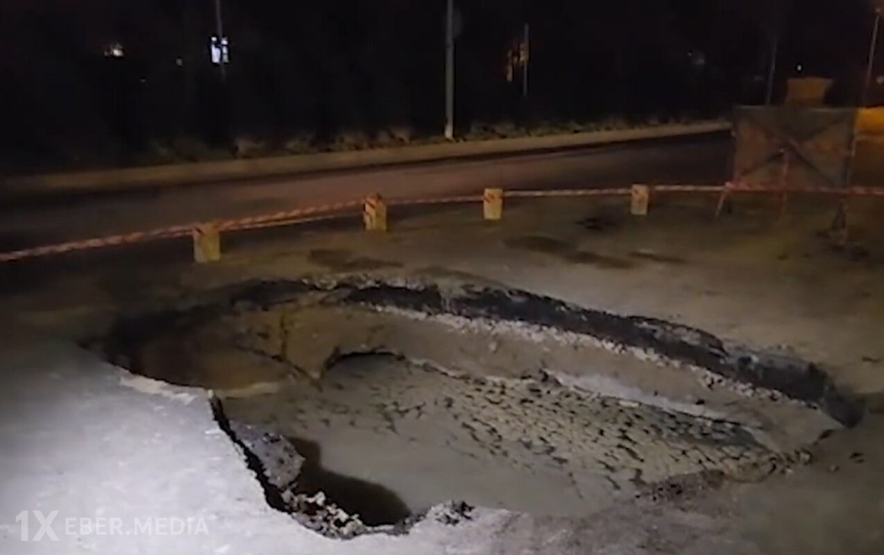 Çobanzadə küçəsində yol çökdü, böyük çuxur yarandı