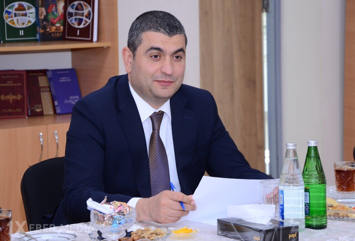 Elşən Həsənli bir qrup müəllimlərlə görüş keçirib