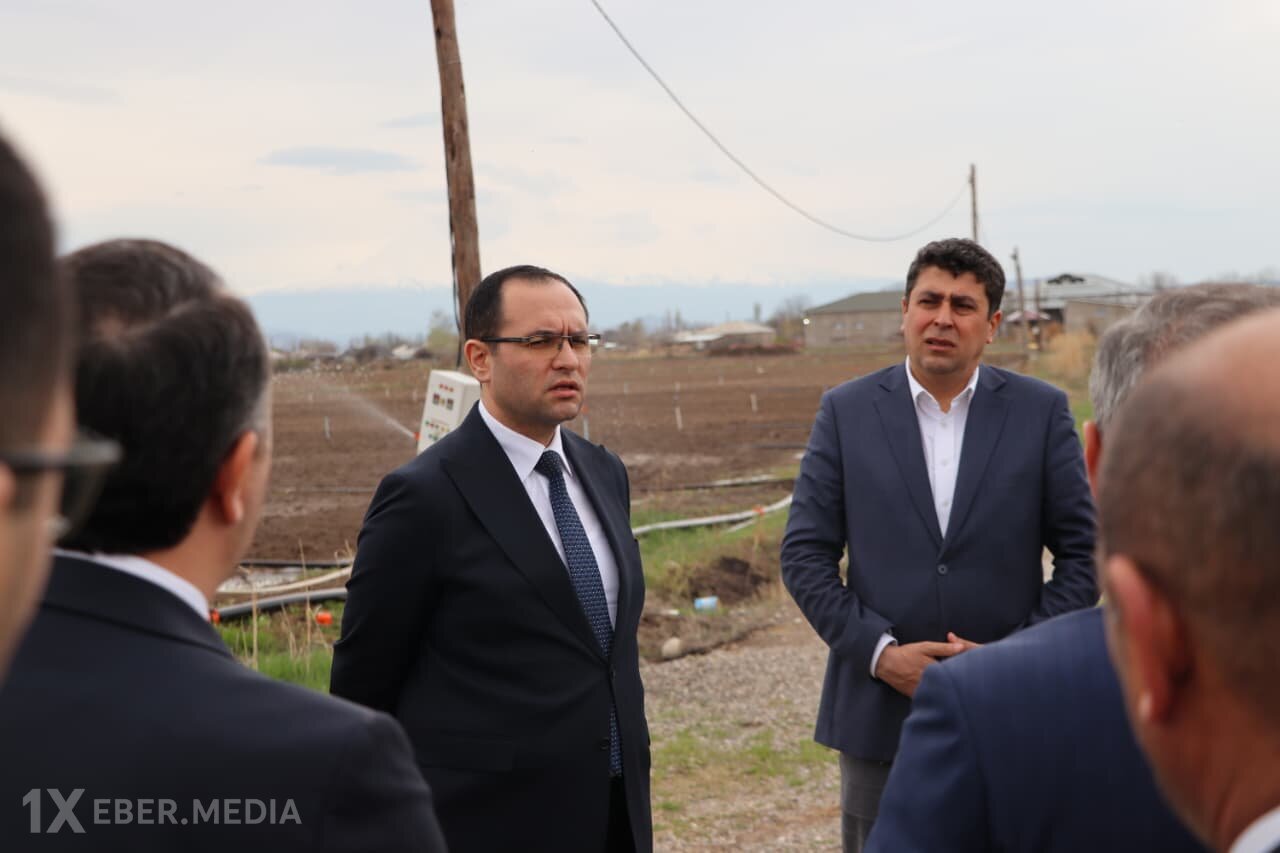 Nazir fermerlərlə görüşdü