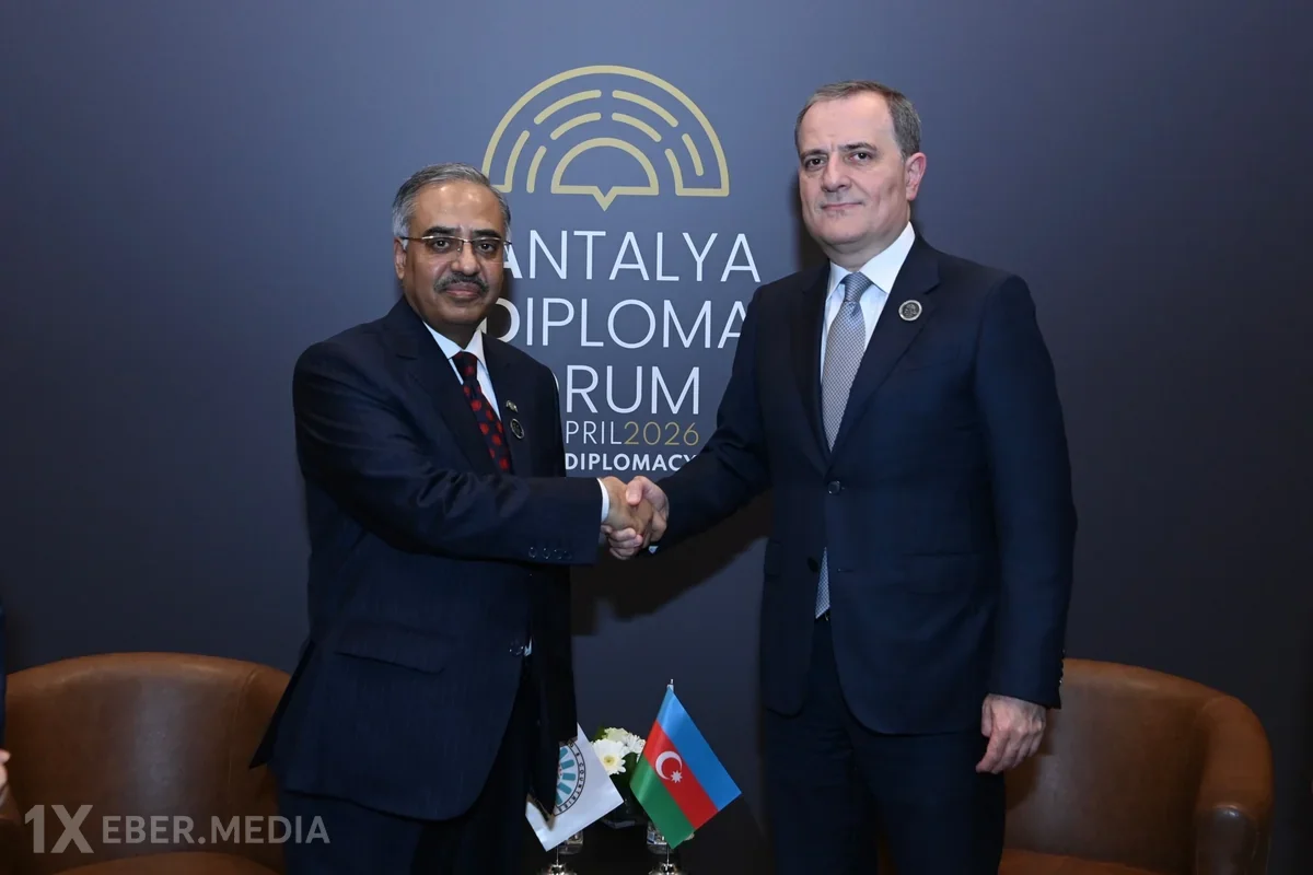 Ceyhun Bayramov "D-8" təşkilatının baş katibi ilə görüşüb