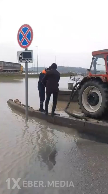 Lökbatan dairəsinin yaxınlığında olan ərazi yağış sularından təmizlənir