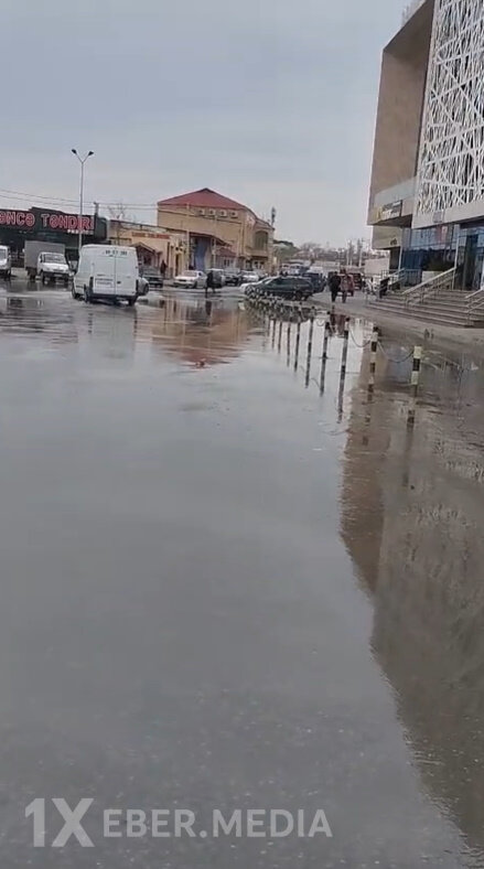Sabunçu vağzalının qarşısına toplanan yağış suyu ərazidən kənarlaşdırılır