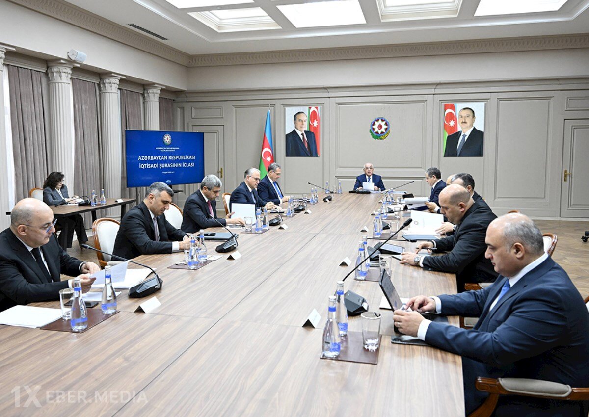 Əli Əsədov nazirləri topladı