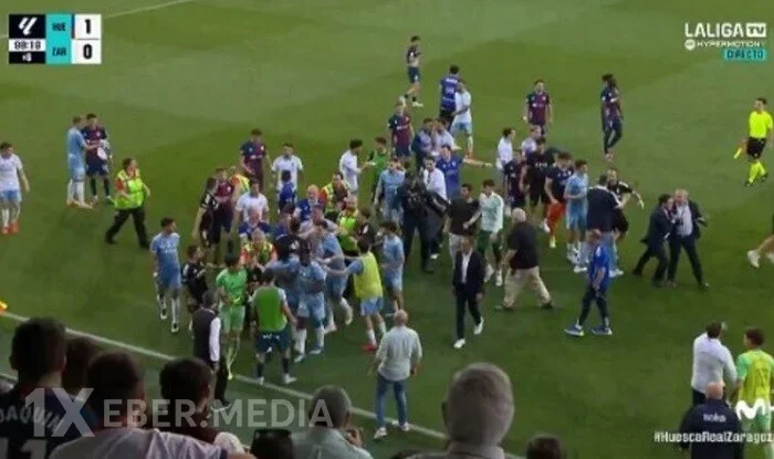 Rəqibini yumruqlayan qapıçıya ağır cəza verildi - Video