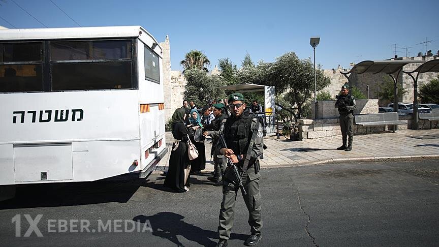 İsrail əsgəri Məsihin heykəlini sındırdı - Foto