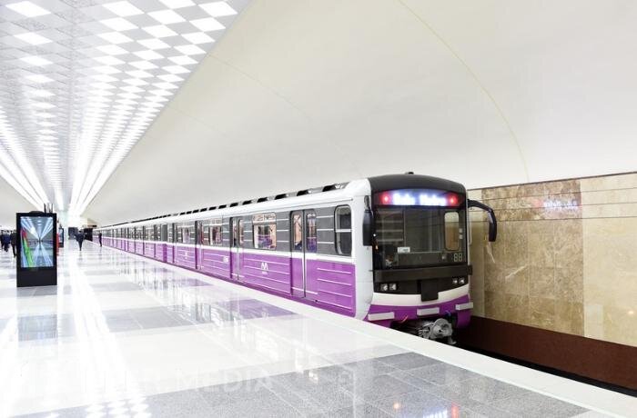 Metroda günorta saatlarında qatarların sayı artırıldı