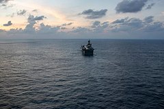 İran 5000 əsgər daşıyan ABŞ desant gəmisinə hücum edib