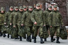 Lukaşenko ehtiyatda olan zabitləri hərbi xidmətə çağırdı