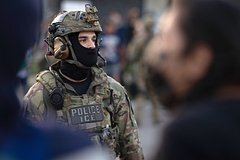 Tramp qatı tənqidçiləri üçün "tələ" tapdı